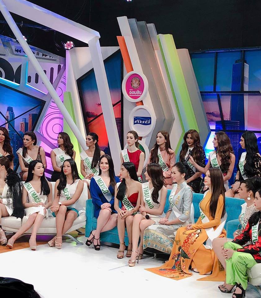 Hương Giang diện áo dài, ngồi nổi bật ở vị trí trung tâm trong buổi ghi hình cho truyền hình Thái Lan - Ảnh 5.