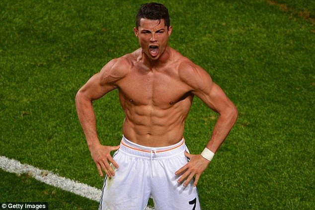 Con trai Ronaldo khoe cơ bắp, sao chép pha ăn mừng kinh điển của bố - Ảnh 2.