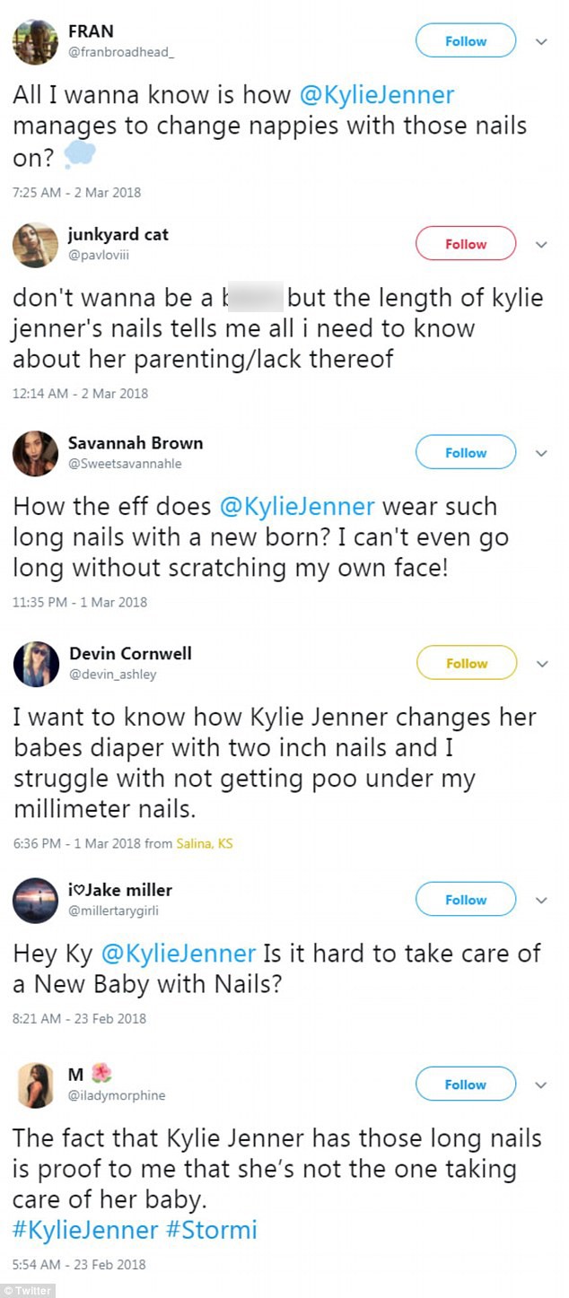 Để móng tay dài, Kylie Jenner bị chê là bà mẹ tồi vì không tự mình chăm sóc con - Ảnh 2.