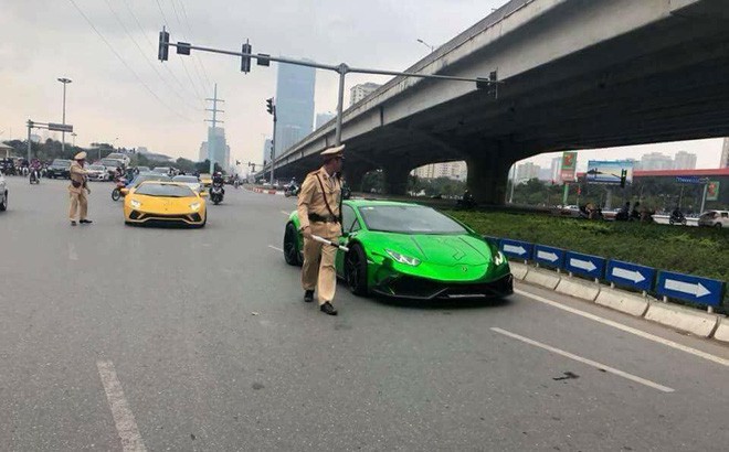 Hai siêu xe Lamborghini bị CSGT Hà Nội tuýt còi khiến nhiều người xôn xao - Ảnh 1.
