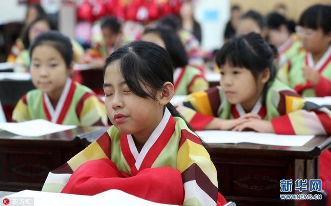 Học sinh Trung Quốc giờ không phải làm bài tập sau 10 giờ tối, phụ huynh ký xác nhận là được - Ảnh 1.