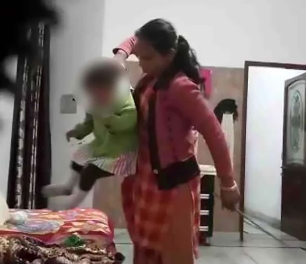  Phát hiện dấu hiệu lạ của con, bố mẹ đặt camera và biết được bộ mặt tàn bạo của người giúp việc - Ảnh 2.