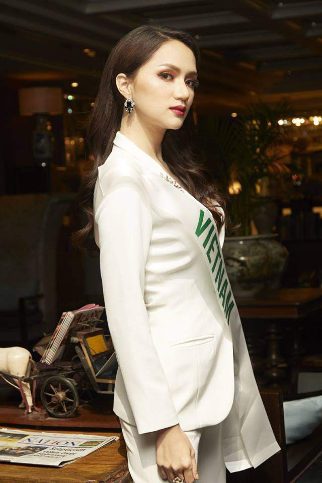 Chọn bộ suit trắng khác biệt hoàn toàn với dàn thí sinh của Hoa hậu chuyển giới nhưng phong cách của Hương Giang lại khá quen mặt tại showbiz Việt  - Ảnh 2.