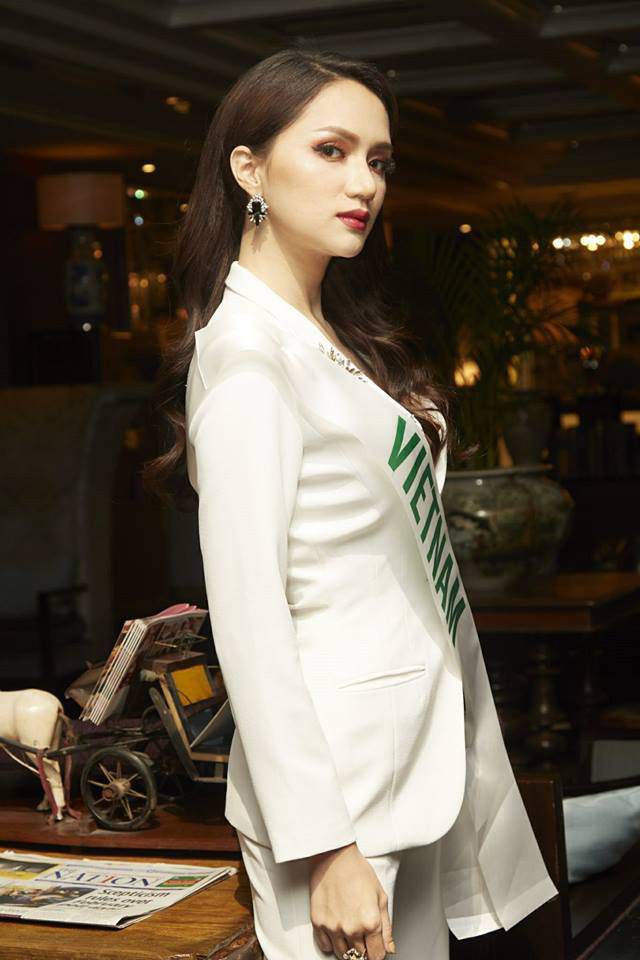 Chọn bộ suit trắng khác biệt hoàn toàn với dàn thí sinh của Hoa hậu chuyển giới nhưng phong cách của Hương Giang lại khá quen mặt tại showbiz Việt - Ảnh 2. Chọn bộ suit trắng khác biệt hoàn toàn với dàn thí sinh của Hoa hậu chuyển giới nhưng phong cách của Hương Giang lại khá quen mặt tại showbiz Việt - Ảnh 2.