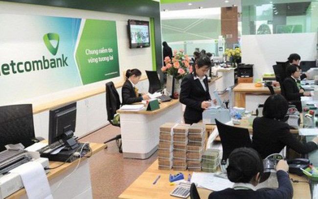 Sau khi Vietcombank tăng phí dịch vụ, nhiều ngân hàng khác tranh thủ miễn phí để hút khách - Ảnh 1.