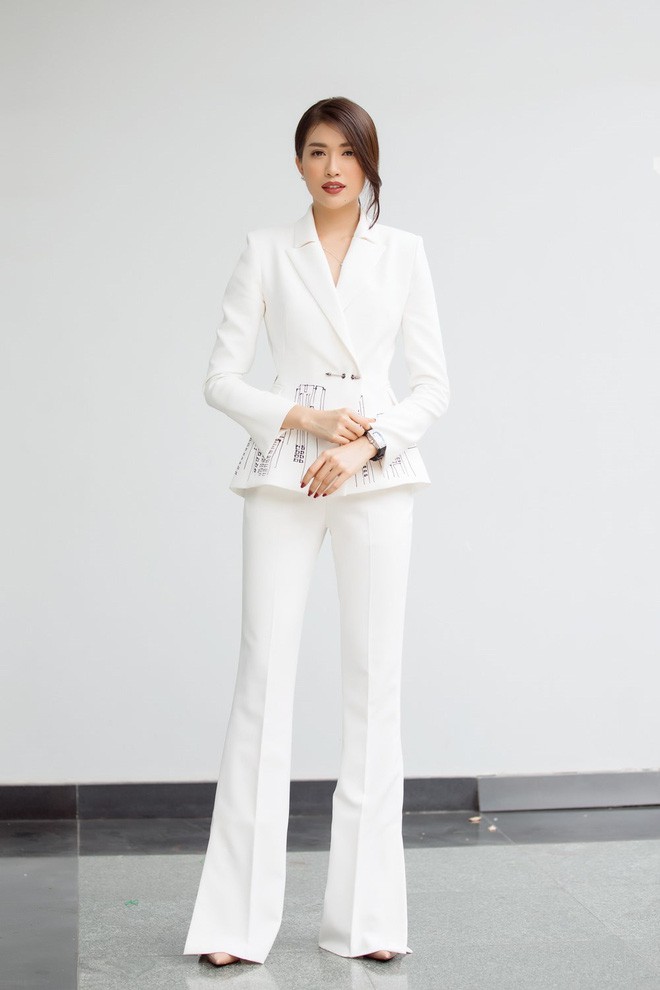 Chọn bộ suit trắng khác biệt hoàn toàn với dàn thí sinh của Hoa hậu chuyển giới nhưng phong cách của Hương Giang lại khá quen mặt tại showbiz Việt  - Ảnh 11.