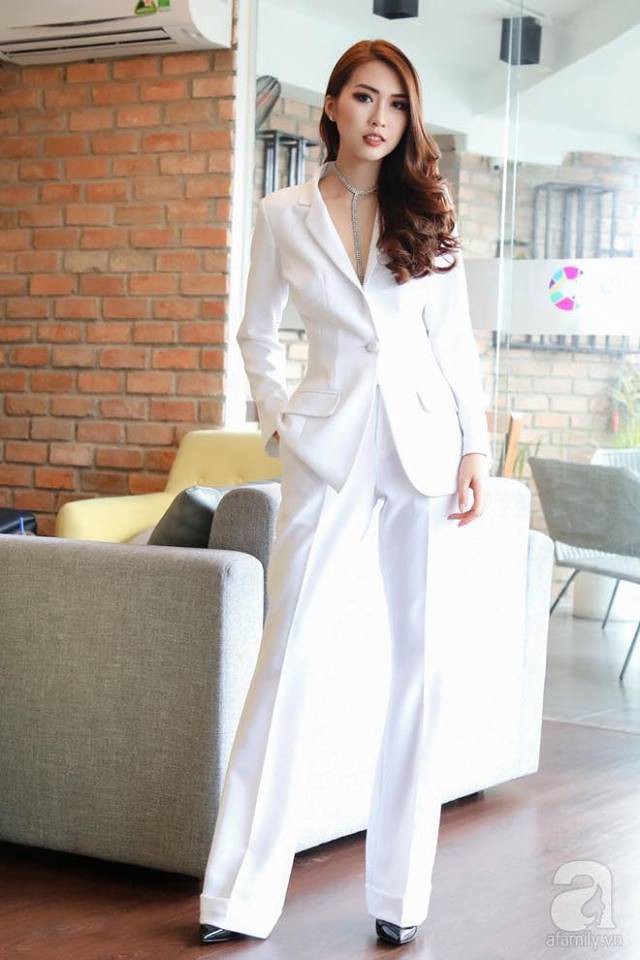 Chọn bộ suit trắng khác biệt hoàn toàn với dàn thí sinh của Hoa hậu chuyển giới nhưng phong cách của Hương Giang lại khá quen mặt tại showbiz Việt  - Ảnh 12.