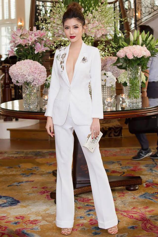 Chọn bộ suit trắng khác biệt hoàn toàn với dàn thí sinh của Hoa hậu chuyển giới nhưng phong cách của Hương Giang lại khá quen mặt tại showbiz Việt  - Ảnh 13.