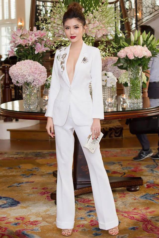 Chọn bộ suit trắng khác biệt hoàn toàn với dàn thí sinh của Hoa hậu chuyển giới nhưng phong cách của Hương Giang lại khá quen mặt tại showbiz Việt - Ảnh 13. Chọn bộ suit trắng khác biệt hoàn toàn với dàn thí sinh của Hoa hậu chuyển giới nhưng phong cách của Hương Giang lại khá quen mặt tại showbiz Việt - Ảnh 13.