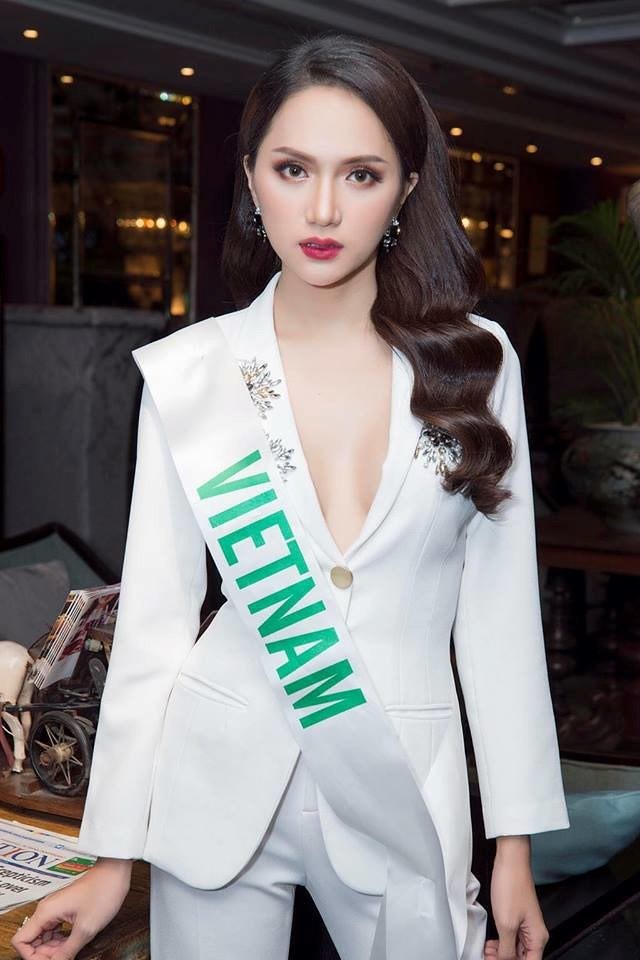 Chọn bộ suit trắng khác biệt hoàn toàn với dàn thí sinh của Hoa hậu chuyển giới nhưng phong cách của Hương Giang lại khá quen mặt tại showbiz Việt  - Ảnh 3.