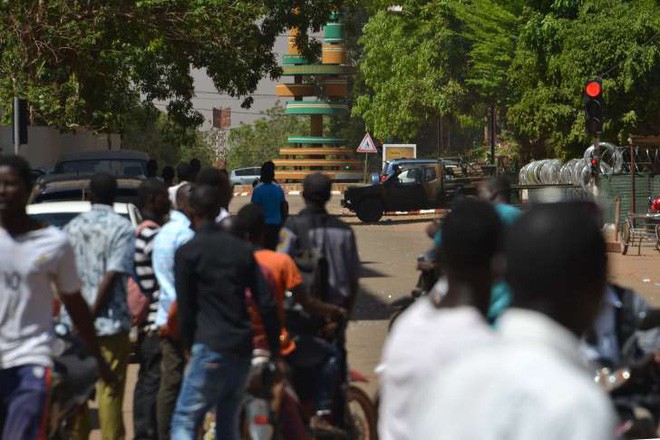 Nóng: Đại sứ quán Pháp ở Burkina Faso bị tấn công khủng bố, nhiều người thiệt mạng - Ảnh 5. Nóng: Đại sứ quán Pháp ở Burkina Faso bị tấn công khủng bố, nhiều người thiệt mạng - Ảnh 5.