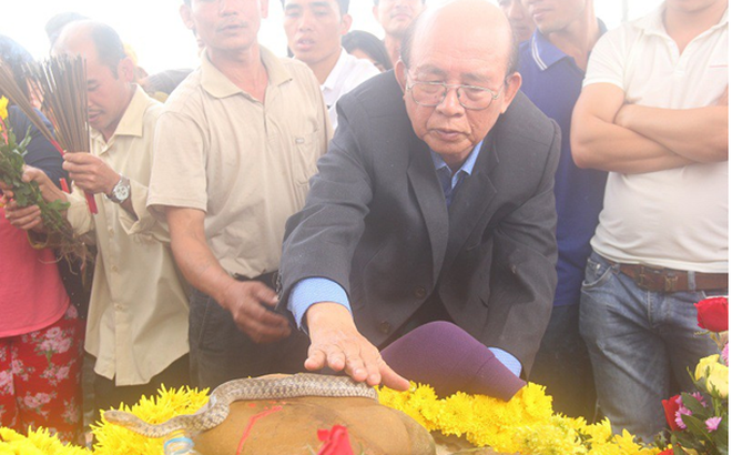 “Rắn thần” trên mộ “bà ăn mày” ở Quảng Bình đã được lực lượng chức năng đưa đi nơi khác - Ảnh 5.