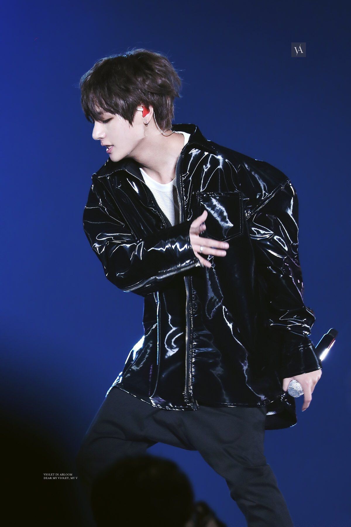 Mới đầu năm, V (BTS) đã khiến fan ngẩn ngơ với những set đồ trên cả tuyệt vời - Ảnh 6.