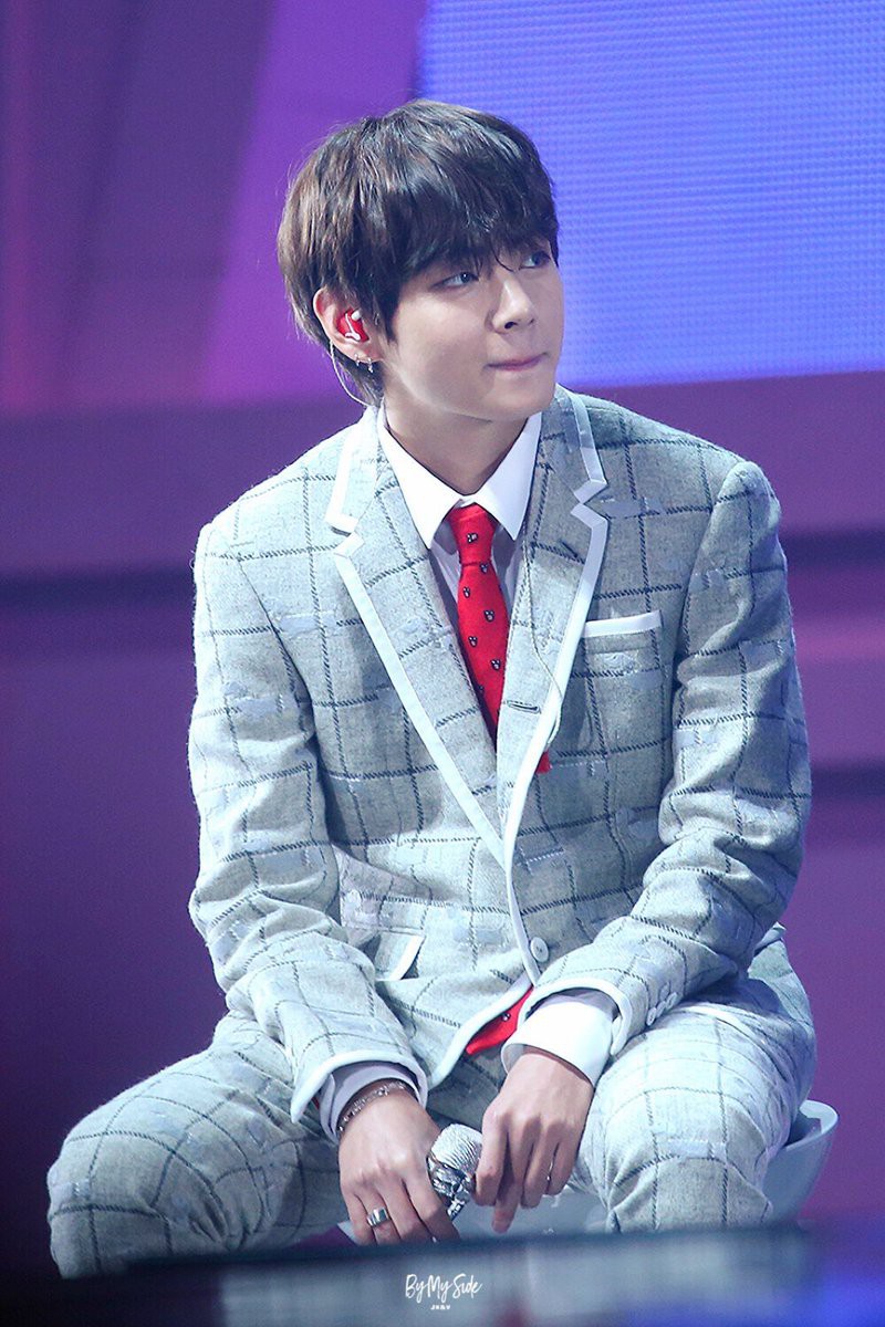 Mới đầu năm, V (BTS) đã khiến fan ngẩn ngơ với những set đồ trên cả tuyệt vời - Ảnh 7.