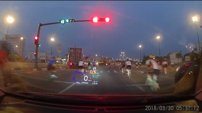 Clip: Cả đoàn xe đạp thể thao cùng vượt đèn đỏ tốc độ cao trên đại lộ Sài Gòn - Ảnh 2.