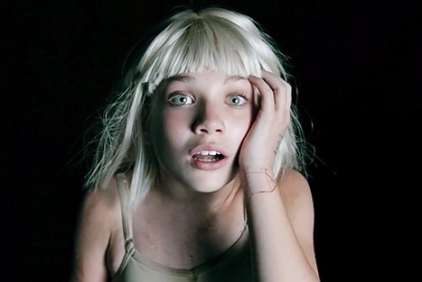 Phí Phương Anh tung bộ ảnh lặn vào mùa hè, nhìn giống cô bé Maddie lặn vào MV của Sia thế - Ảnh 6.