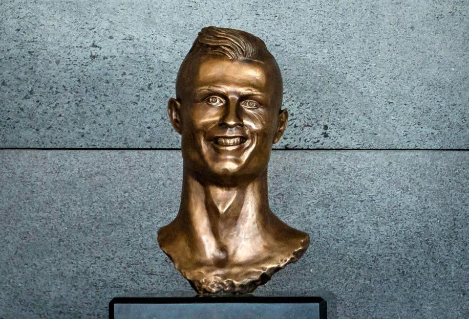 Ronaldo được đúc lại tượng, ngời ngời khí chất so với phiên bản lỗi - Ảnh 1. Ronaldo được đúc lại tượng, ngời ngời khí chất so với phiên bản lỗi - Ảnh 1.