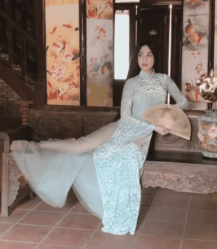 Ngọc Trinh mặc &aacute;o d&agrave;i m&agrave; nh&igrave;n ma mị đến lạnh cả người bởi da trắng b&oacute;c, t&oacute;c đen d&agrave;i thẳng tưng - Ảnh 1.