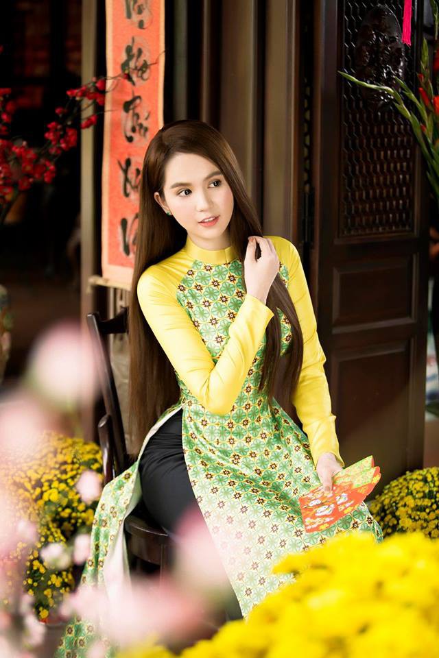 Ngọc Trinh mặc &aacute;o d&agrave;i m&agrave; nh&igrave;n ma mị đến lạnh cả người bởi da trắng b&oacute;c, t&oacute;c đen d&agrave;i thẳng tưng - Ảnh 4.