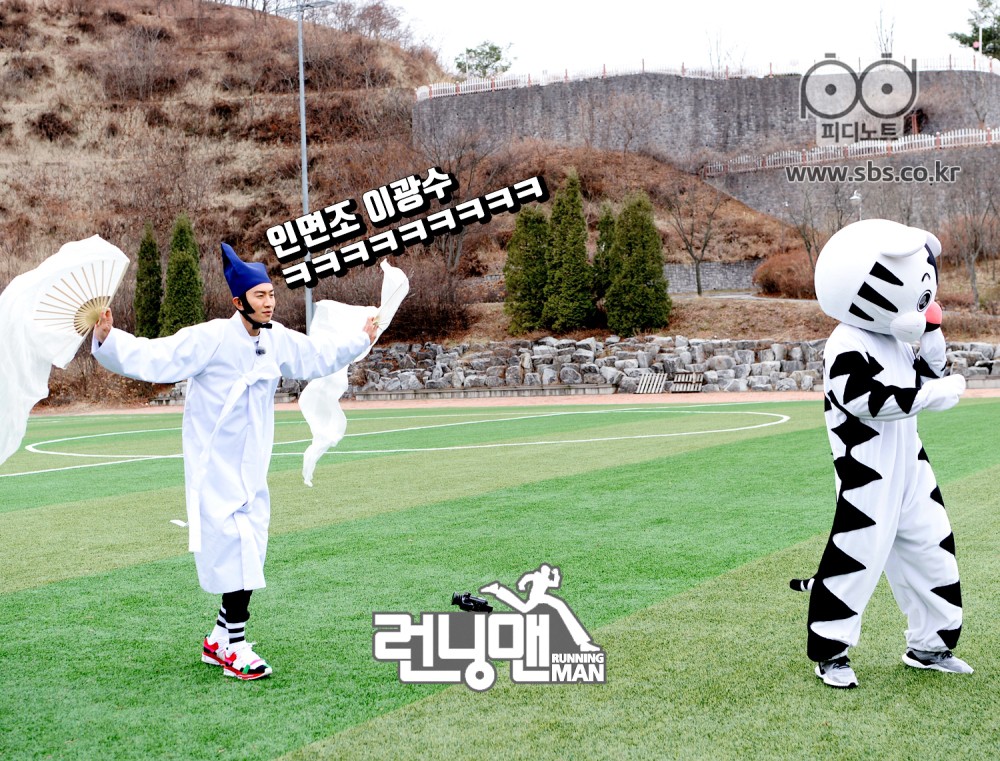 Chán làm hươu cao cổ, Lee Kwang Soo hóa thân thành chim mặt người - Ảnh 2. Chán làm hươu cao cổ, Lee Kwang Soo hóa thân thành chim mặt người - Ảnh 2.