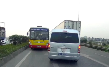 Clip: Xe bus bỗng dưng đi ngược chiều trên quốc lộ khiến hàng loạt phương tiện hoang mang không biết tránh kiểu gì - Ảnh 2.