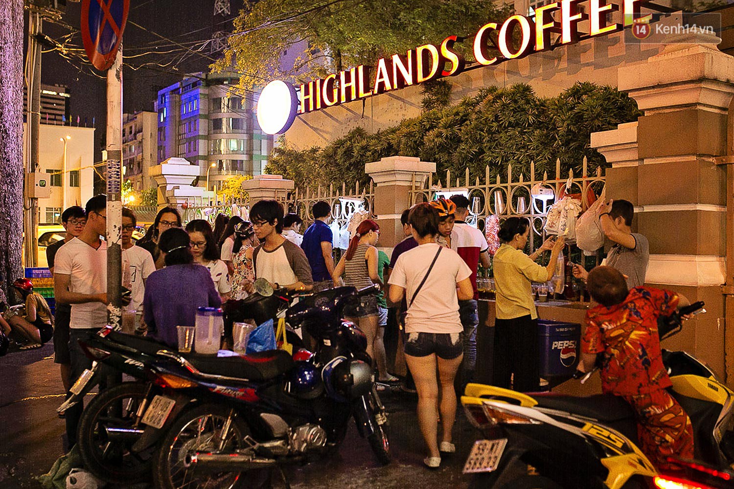 Quán trà sữa huyền thoại không bàn ghế, không biển hiệu nhưng ai cũng biết ở Sài Gòn - Ảnh 2. Quán trà sữa huyền thoại không bàn ghế, không biển hiệu nhưng ai cũng biết ở Sài Gòn - Ảnh 2.
