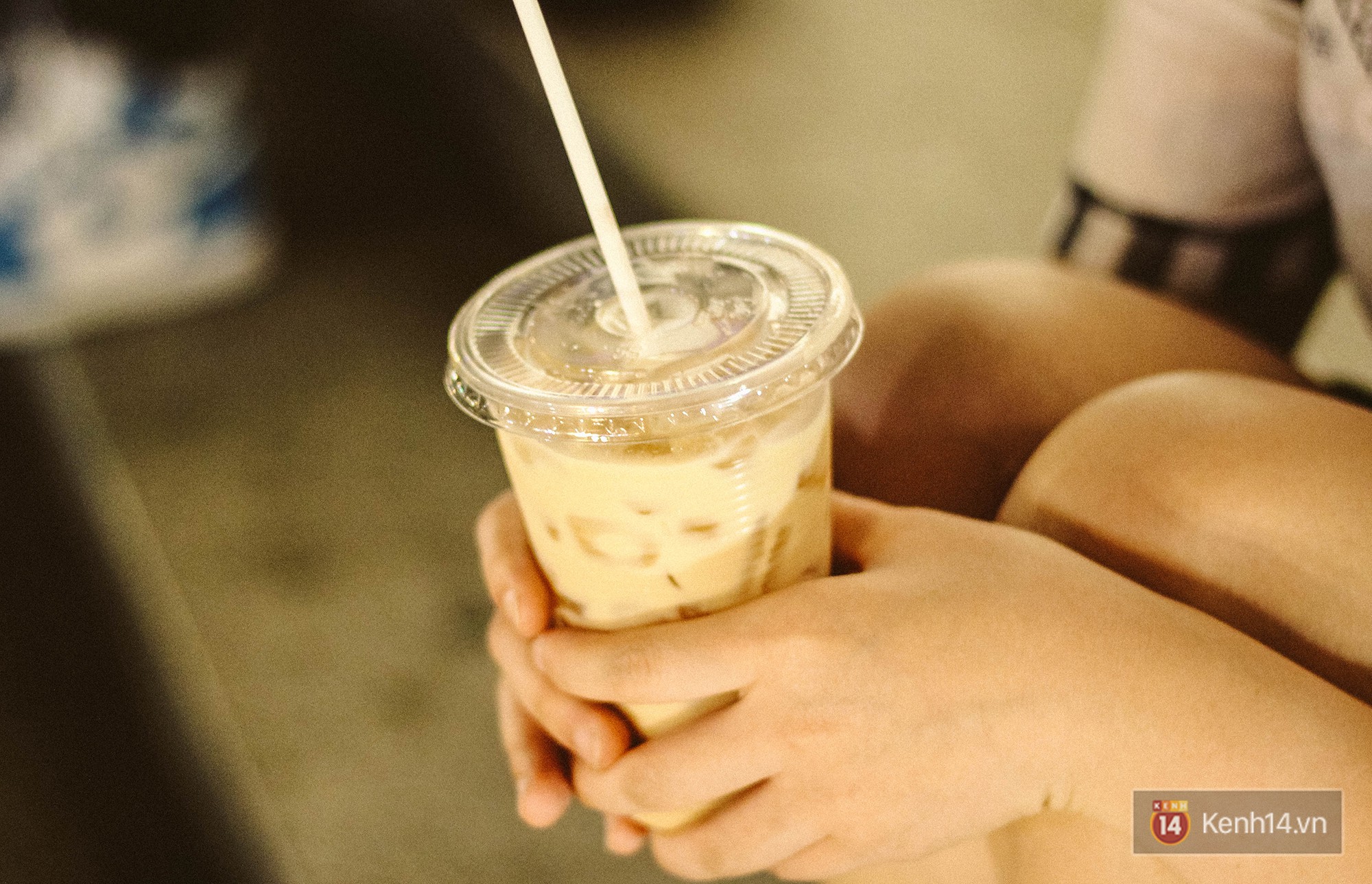 Quán trà sữa huyền thoại không bàn ghế, không biển hiệu nhưng ai cũng biết ở Sài Gòn - Ảnh 7. Quán trà sữa huyền thoại không bàn ghế, không biển hiệu nhưng ai cũng biết ở Sài Gòn - Ảnh 7.