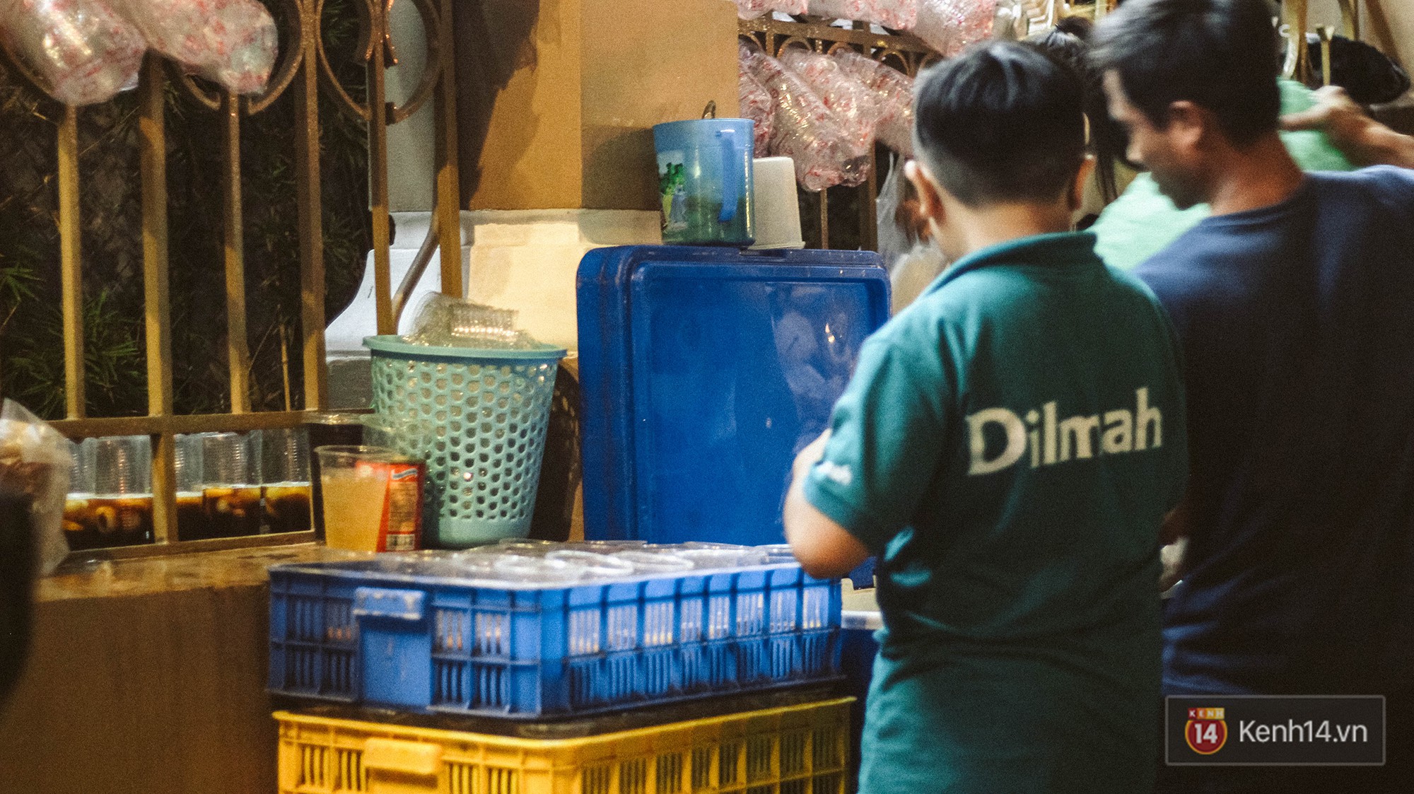 Quán trà sữa huyền thoại không bàn ghế, không biển hiệu nhưng ai cũng biết ở Sài Gòn - Ảnh 5. Quán trà sữa huyền thoại không bàn ghế, không biển hiệu nhưng ai cũng biết ở Sài Gòn - Ảnh 5.