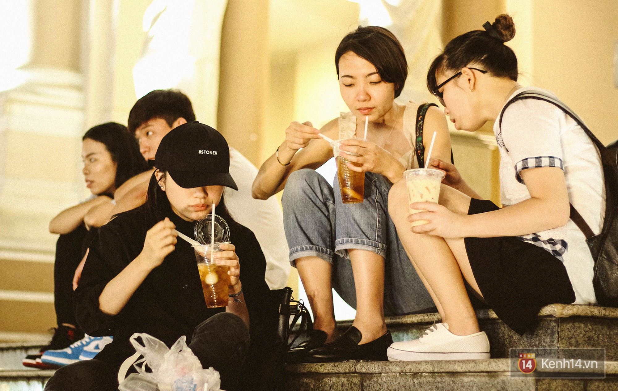 Quán trà sữa huyền thoại không bàn ghế, không biển hiệu nhưng ai cũng biết ở Sài Gòn - Ảnh 11. Quán trà sữa huyền thoại không bàn ghế, không biển hiệu nhưng ai cũng biết ở Sài Gòn - Ảnh 11.