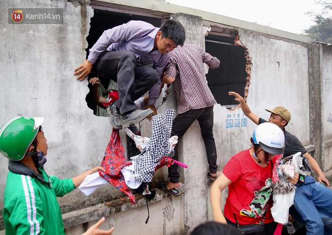 Clip và ảnh: Người dân xung quanh đập tường cứu hàng và tiểu thương giữa đám cháy ngùn ngụt ở chợ Hà Nội - Ảnh 4.