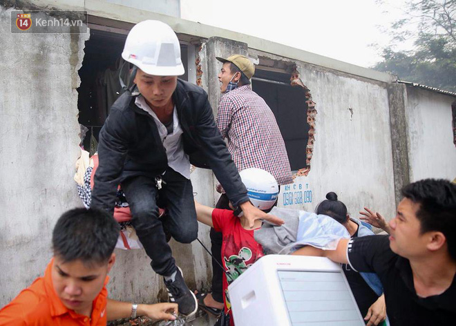 Clip và ảnh: Người dân xung quanh đập tường cứu hàng và tiểu thương giữa đám cháy ngùn ngụt ở chợ Hà Nội - Ảnh 5.
