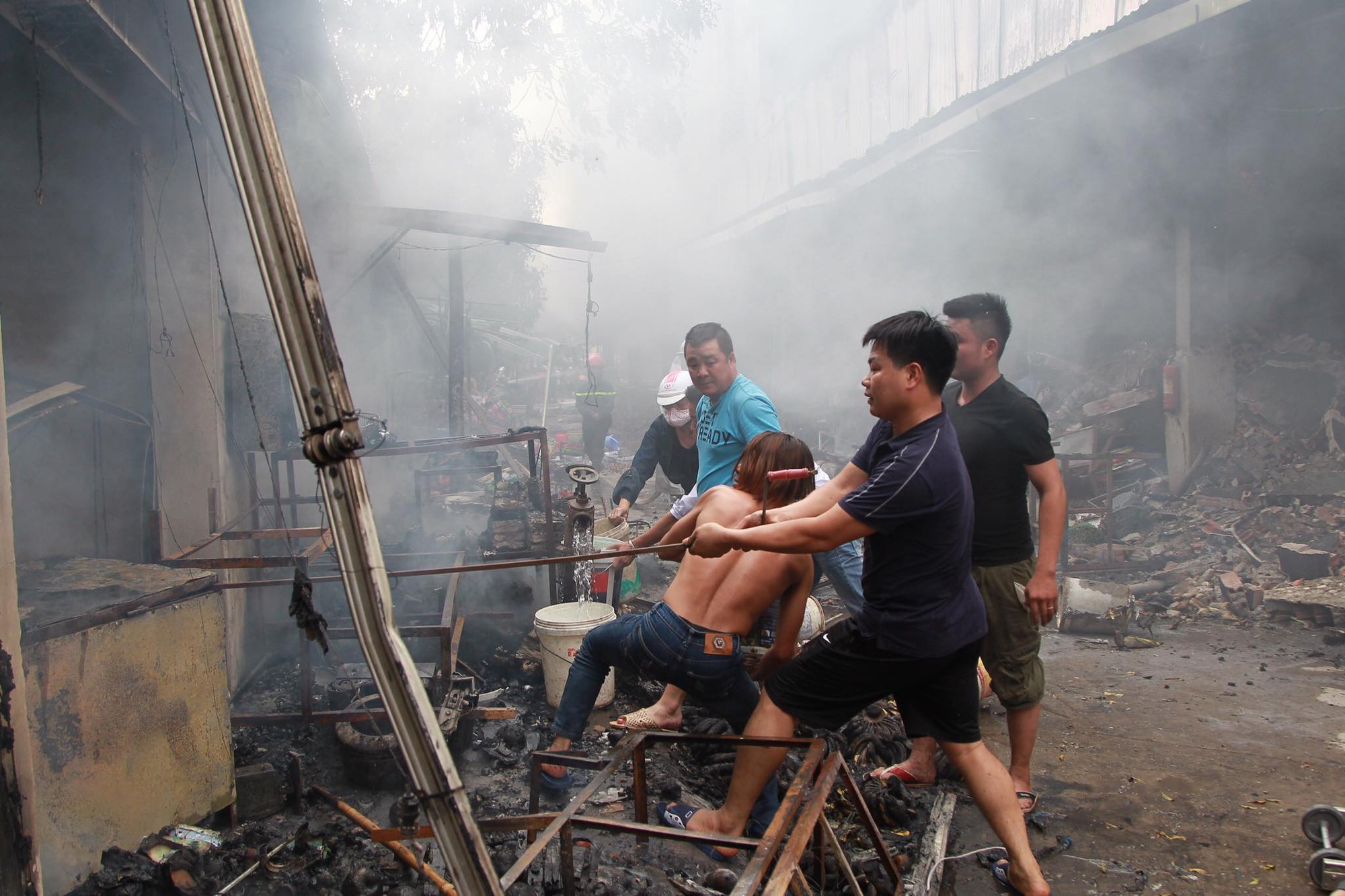 Hà Nội: Chợ Quang bốc cháy dữ dội giữa trưa, tiểu thương khóc nức nở khi nhiều gian hàng bị thiêu rụi Hà Nội: Chợ Quang bốc cháy dữ dội giữa trưa, tiểu thương khóc nức nở khi nhiều gian hàng bị thiêu rụi Hà Nội: Chợ Quang bốc cháy dữ dội giữa trưa, tiểu thương khóc nức nở khi nhiều gian hàng bị thiêu rụi Hà Nội: Chợ Quang bốc cháy dữ dội giữa trưa, tiểu thương khóc nức nở khi nhiều gian hàng bị thiêu rụi