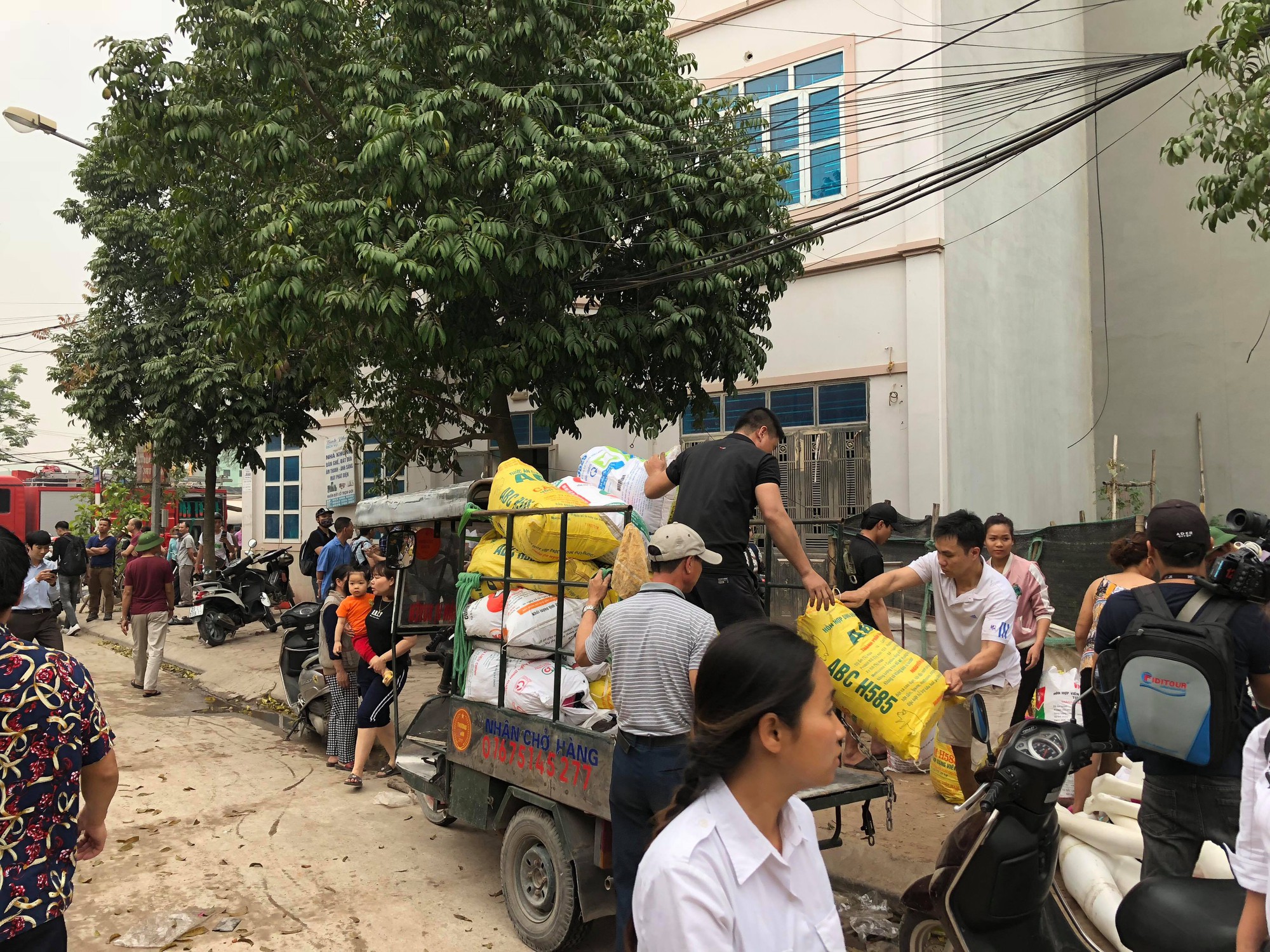 Hà Nội: Chợ Quang bốc cháy dữ dội giữa trưa, tiểu thương khóc nức nở khi nhiều gian hàng bị thiêu rụi Hà Nội: Chợ Quang bốc cháy dữ dội giữa trưa, tiểu thương khóc nức nở khi nhiều gian hàng bị thiêu rụi Hà Nội: Chợ Quang bốc cháy dữ dội giữa trưa, tiểu thương khóc nức nở khi nhiều gian hàng bị thiêu rụi Hà Nội: Chợ Quang bốc cháy dữ dội giữa trưa, tiểu thương khóc nức nở khi nhiều gian hàng bị thiêu rụi
