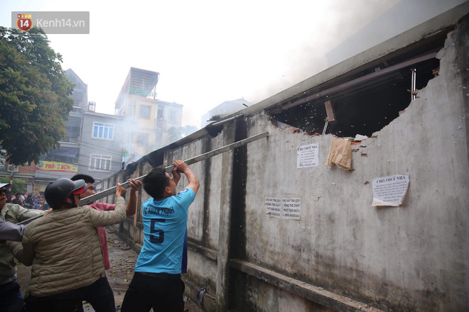 Clip và ảnh: Người dân xung quanh đập tường cứu hàng và tiểu thương giữa đám cháy ngùn ngụt ở chợ Hà Nội - Ảnh 11.