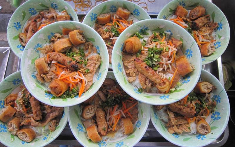 Đến S&agrave;i G&ograve;n m&agrave; muốn ăn b&uacute;n thịt nướng th&igrave; cứ gh&eacute; 6 h&agrave;ng n&agrave;y - Ảnh 2.