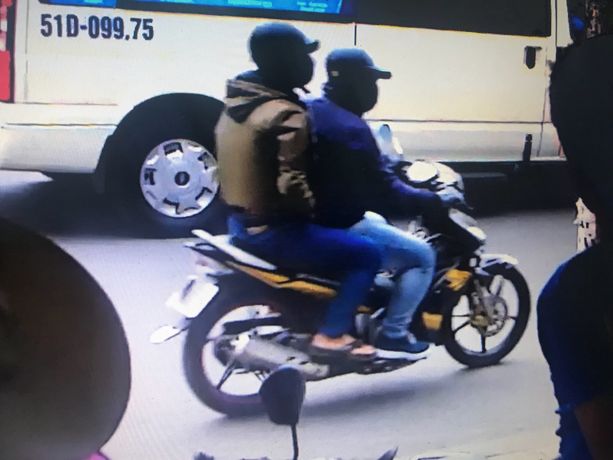Camera nhận diện 2 tên cướp ngân hàng mang vật giống súng và đi xe máy che biển số - Ảnh 2. Camera nhận diện 2 tên cướp ngân hàng mang vật giống súng và đi xe máy che biển số - Ảnh 2.