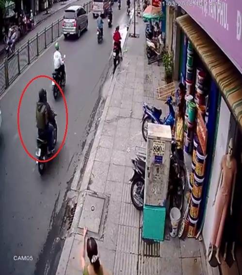 Camera nhận diện 2 tên cướp ngân hàng mang vật giống súng và đi xe máy che biển số - Ảnh 4.
