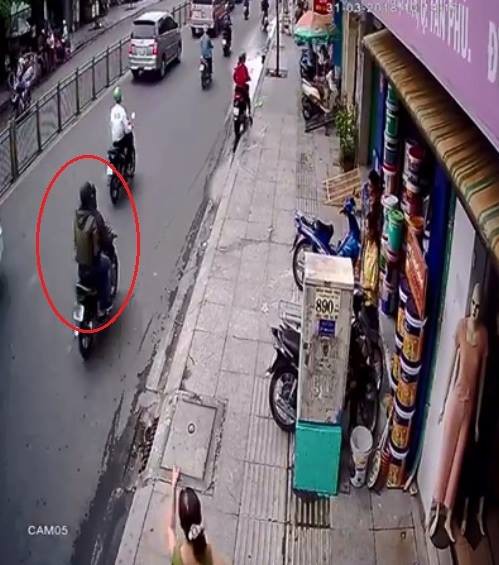 Camera nhận diện 2 t&ecirc;n cướp ng&acirc;n h&agrave;ng mang vật giống s&uacute;ng v&agrave; đi xe m&aacute;y che biển số - Ảnh 4.