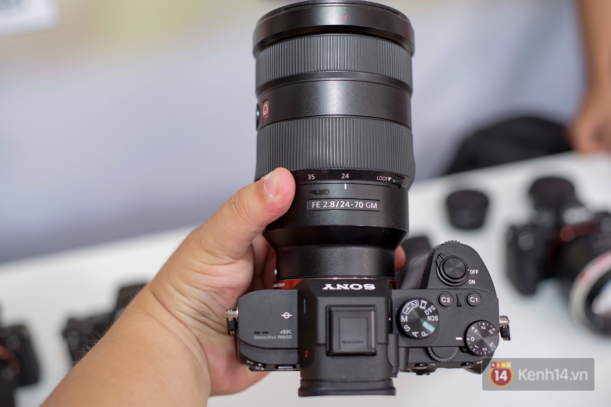 Sony chính thức giới thiệu máy ảnh chuyên nghiệp A7 III tại Việt Nam: cảm biến 24 MP, lấy nét nhanh gấp đôi đời trước, giá gần 49 triệu đồng - Ảnh 7. Sony chính thức giới thiệu máy ảnh chuyên nghiệp A7 III tại Việt Nam: cảm biến 24 MP, lấy nét nhanh gấp đôi đời trước, giá gần 49 triệu đồng - Ảnh 7.