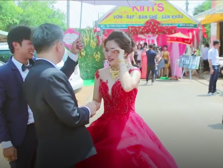 Clip xúc động: Cô dâu mắt đỏ hoe, khóc nức nở khi phải tạm biệt cha để về nhà chồng - Ảnh 3.