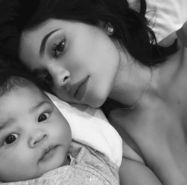Nhờ sinh con, Kylie Jenner đè bẹp mọi đối thủ, sở hữu 5 bức ảnh có lượng like khủng nhất Instagram - Ảnh 6.