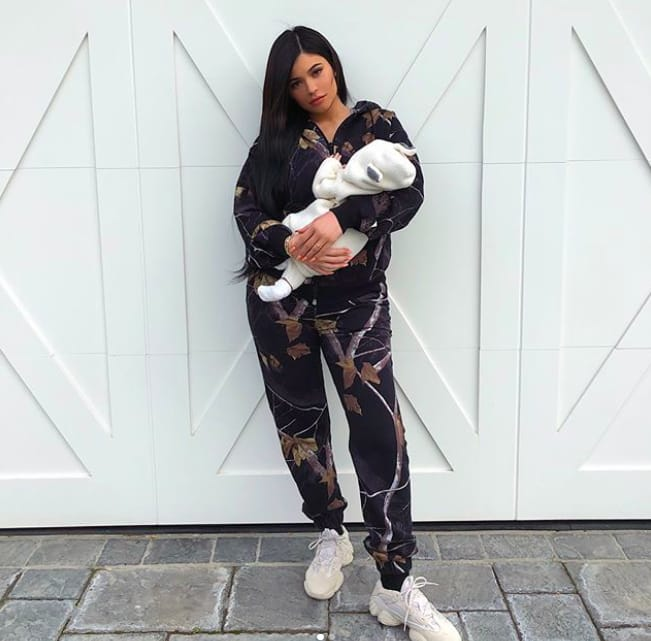 Nhờ sinh con, Kylie Jenner đè bẹp mọi đối thủ, sở hữu 5 bức ảnh có lượng like khủng nhất Instagram - Ảnh 5.