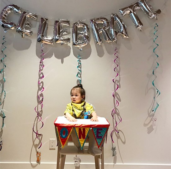 Trần Qu&aacute;n Hy c&ugrave;ng bạn g&aacute;i Tần Thư Bồi mặc &aacute;o đ&ocirc;i, tưng bừng tổ chức sinh nhật 1 tuổi con g&aacute;i cưng - Ảnh 5.