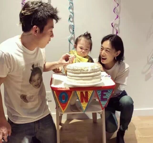 Trần Quán Hy cùng bạn gái Tần Thư Bồi mặc áo đôi, tưng bừng tổ chức sinh nhật 1 tuổi con gái cưng - Ảnh 3.