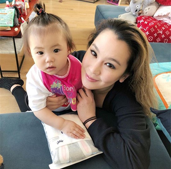 Trần Quán Hy cùng bạn gái Tần Thư Bồi mặc áo đôi, tưng bừng tổ chức sinh nhật 1 tuổi con gái cưng - Ảnh 8.
