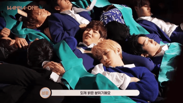 Chiều fan như Wanna One: MV chưa ra đ&atilde; c&oacute;... clip hậu trường - Ảnh 2.