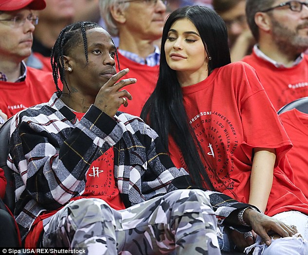 Kylie Jenner khoe gương mặt của con gái, kết hợp nhan sắc giữa cô với bạn trai Travis Scott - Ảnh 1.