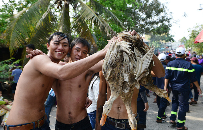 Long An: Thanh niên trai tráng chiến đấu với đàn vịt trăm con trong lễ hội đầu năm - Ảnh 5.