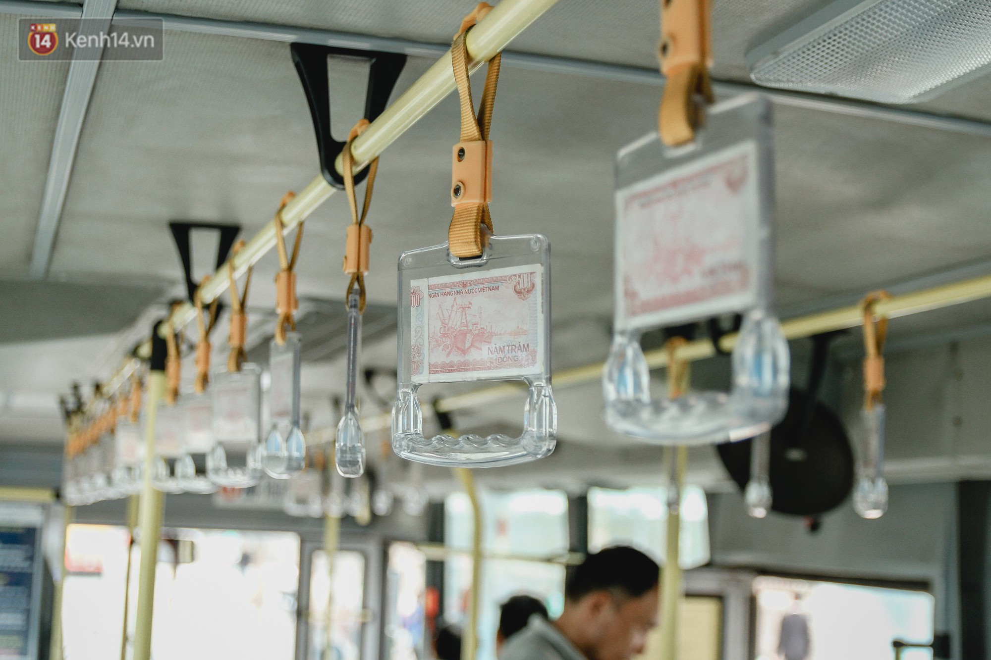Chuyến xe bus siêu độc đáo ở Hà Nội - treo đỏ chót những tờ 500, 1000 đồng khắp xe - Ảnh 2.
