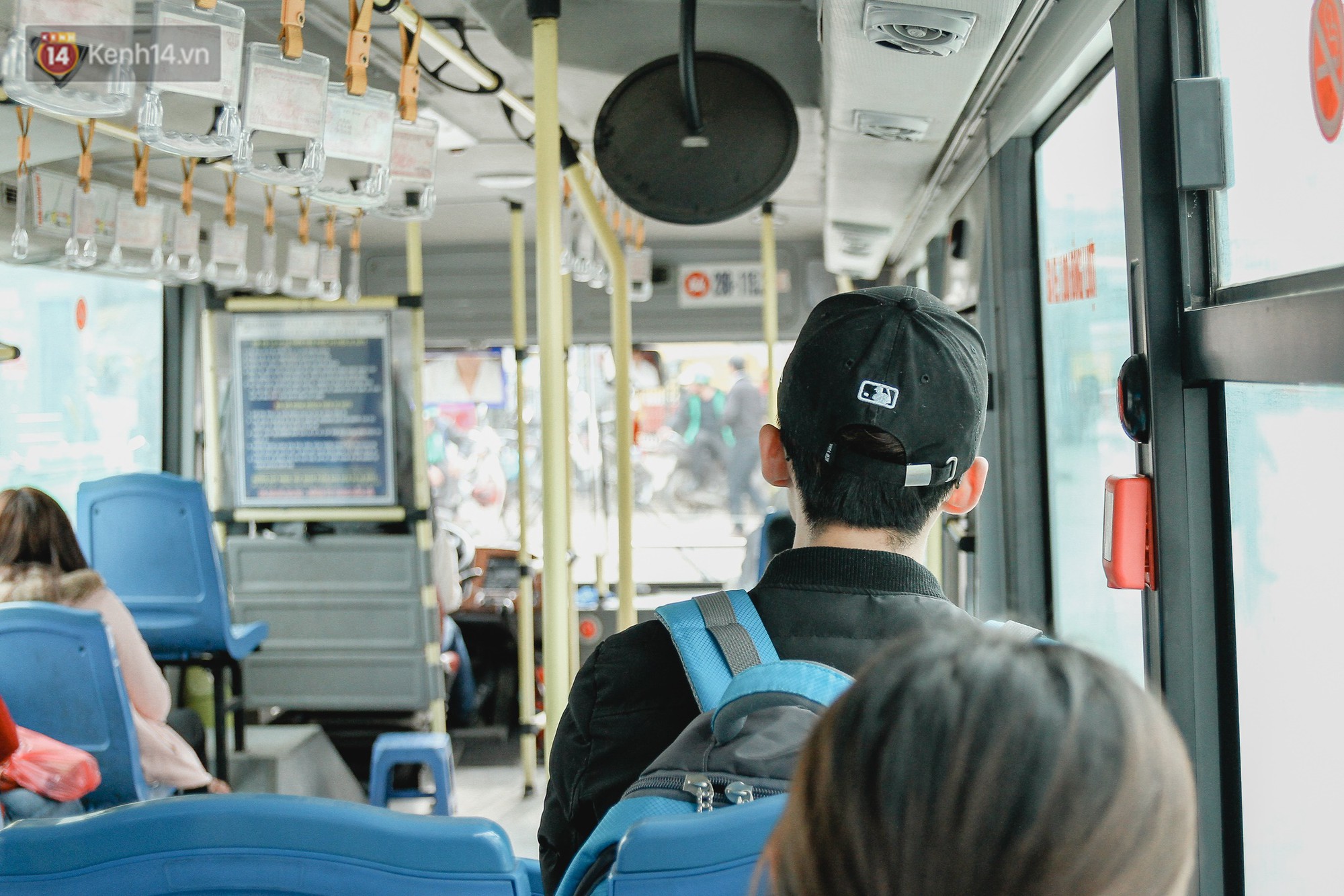 Chuyến xe bus siêu độc đáo ở Hà Nội - treo đỏ chót những tờ 500, 1000 đồng khắp xe - Ảnh 1.